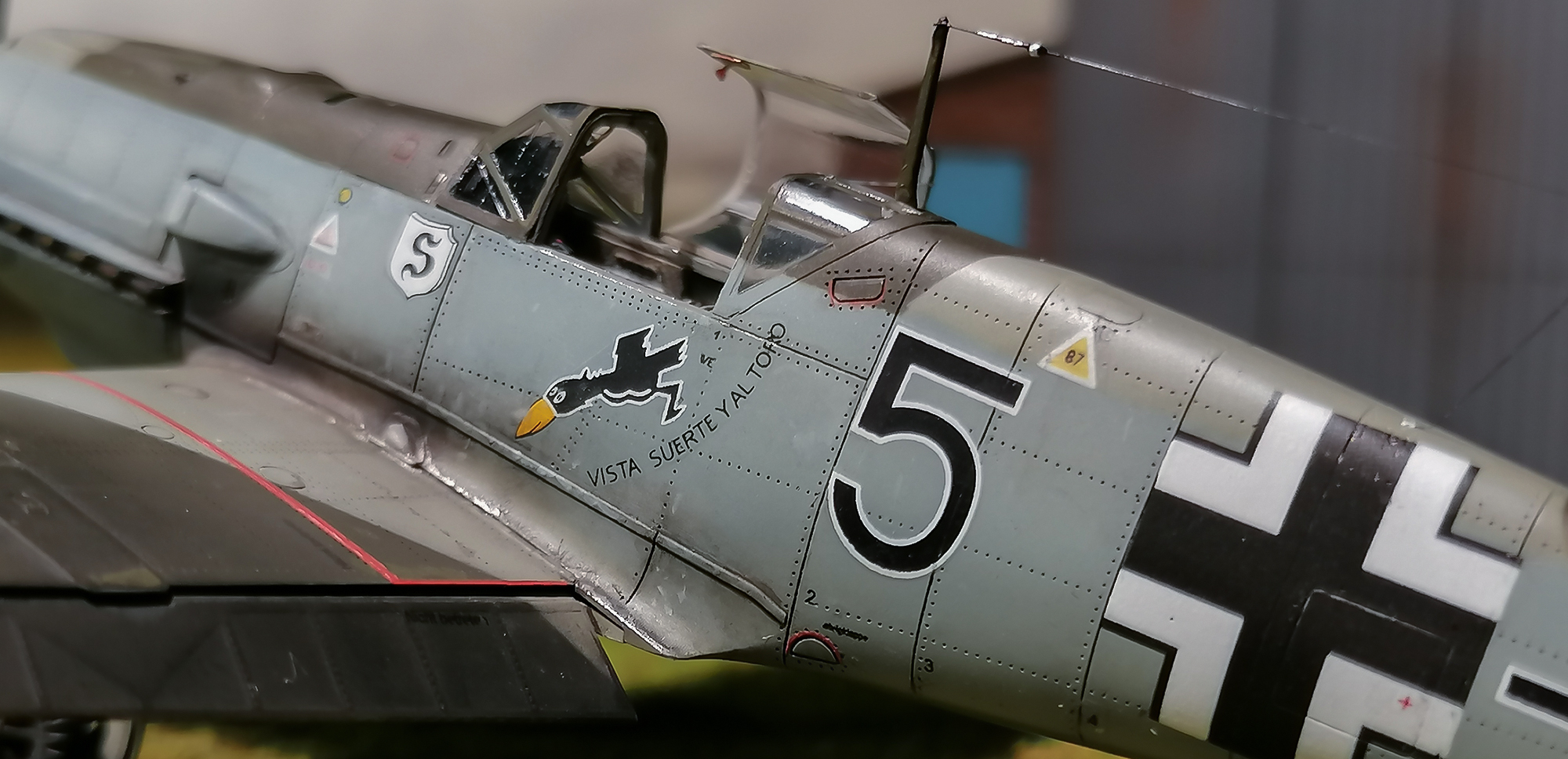Bf-109 E-1 — fuselage detail: inscription & emblem