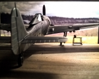FW-190 F8 Eduard in 1/72 vor Hangar aus Balsaholz