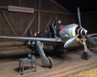 FW-190 F8 Eduard in 1/72 vor Hangar aus Balsaholz