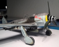 FW-190 F8 Eduard in 1/72 vor Hangar aus Balsaholz