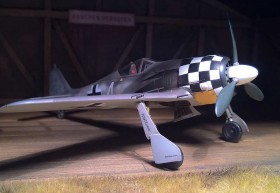 Beachte die kleinen roten Stifte auf der Tragflächenoberseite, sie zeigen an das das Fahrwerk ordnungsgemäß verriegelt ist.