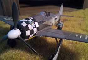 Das Emblem der 1. Staffel habe ich nur auf der linken Seite aufgebracht. Im Hintergrund ist eine Figur in 1/72 von FineMolds zu sehen