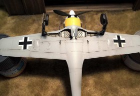 Unterseite in RLM 76, schlicht gehalten, beachte die abgeplatteten Reifen...