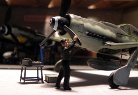 DSCN2382 Die fleißigen Mechaniker sind von Preiser