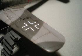 Leiter von Airmodel.de, wichtig, das Balkenkreuz sollte sich auch in die Vertiefung der Blechstöße legen!