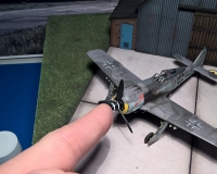 FW-190 F8 vor dem Hangar aus Resin der Fima &quot;Realityinscale&quot;
