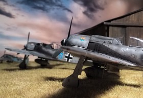 Ganz hinten: eine FW-190 A8  in 1/144