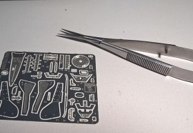 Abtrennen der Ätzteile, geht auch mit einer speziellen Schere