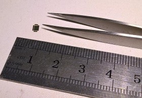Ätzteile mit Splitterpinzette falzen
