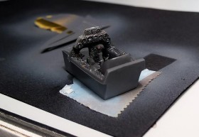 Fertiges Cockpit auf einem Stück Teppichklebeband befestigt (zum lackieren)