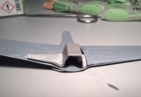 Man muss sehr viel Material entfernen, sowohl an allen Tragflächenteilen als auch am Schacht damit alles passt