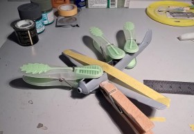 Rumpf und Tragflächen verkleben
