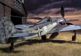 Fertiges Modell der FW-190 D9 von AZ-Modell als Rollout