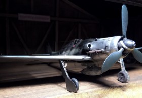 Fertiges Modell der FW-190 D9 von AZ-Modell in 1/72, selbst gebautem Hangar aus Balsaholz
