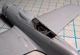 Rumpf und Tragflächen vereint, Blick ins Cockpit