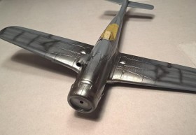 Erst Alclad Airframe Aluminium und dann eine Schicht Haarspray (mit der Airbrush aufgetragen). Die nächste Farbschicht lässt sich auf diese Weise vorsichtig wieder entfernen um Abnutzungen darzustellen.