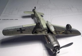 Neutrales Foto der AZ-Model FW-190 D9 Unterseite mit dem Fahrwerkschacht aus Resin