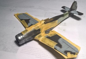 Abklebearbeiten mit Tamiya-Tape für die Aluminium-Teile. Ich habe Alclad Airframe Aluminium verwendet