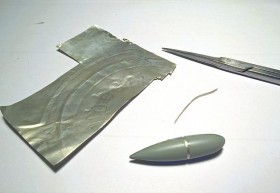 Feines Blech für den Metallring um den Abwurftank. Der Tank stammt aus der Restekiste und ist von Academy