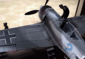 FW-190 im Hangar mit einem Mechaniker von Zvezda auf der Tragfläche
